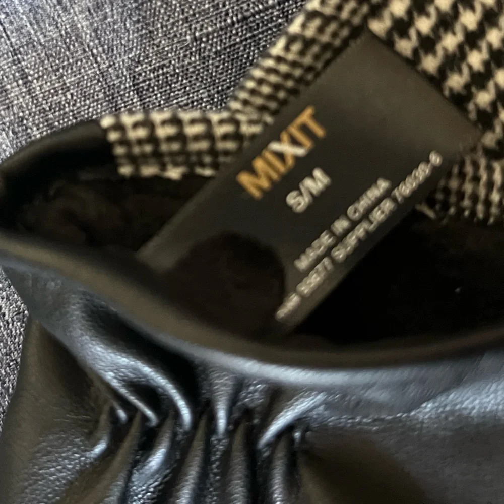 MIXIT Gloves Black and Cream/Gray Plaid Patterned NWOT Sz S/M